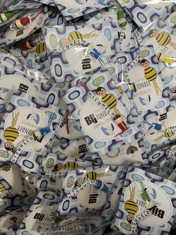 Nicuheld keychain with lucky doll and card